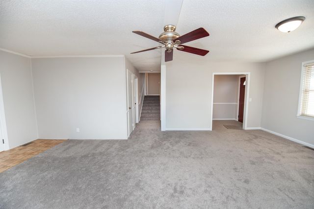 220 Fairhill Dr, Wellford, SC 29385