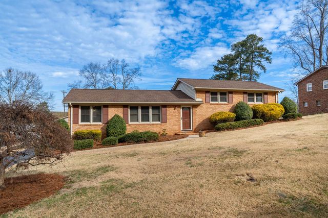 220 Fairhill Dr, Wellford, SC 29385