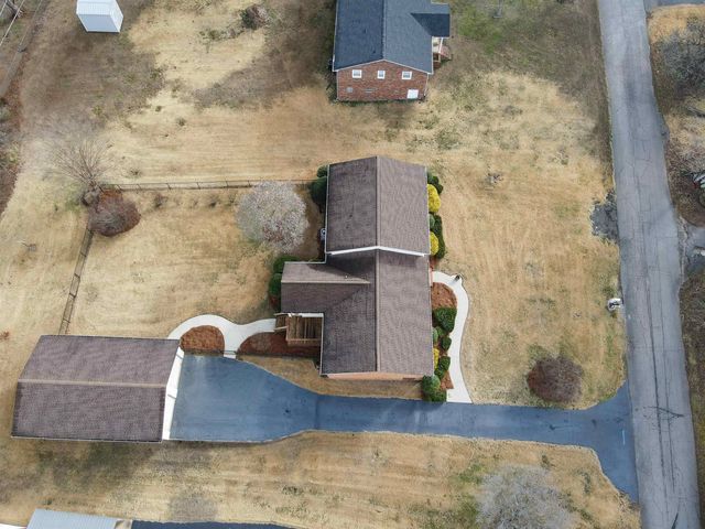 220 Fairhill Dr, Wellford, SC 29385