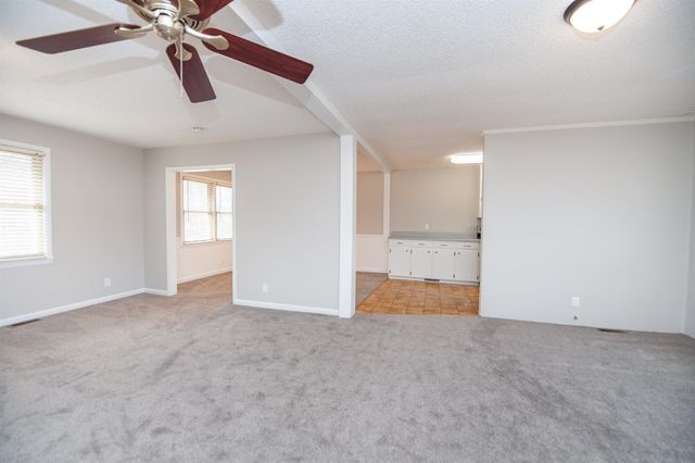 220 Fairhill Dr, Wellford, SC 29385