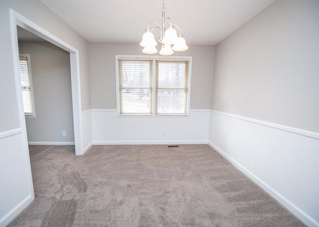 220 Fairhill Dr, Wellford, SC 29385