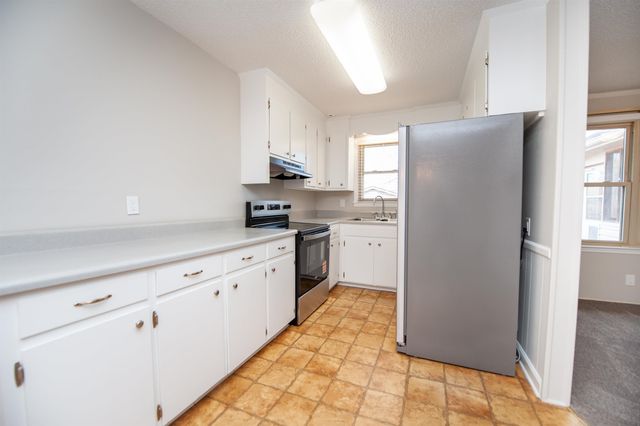 220 Fairhill Dr, Wellford, SC 29385