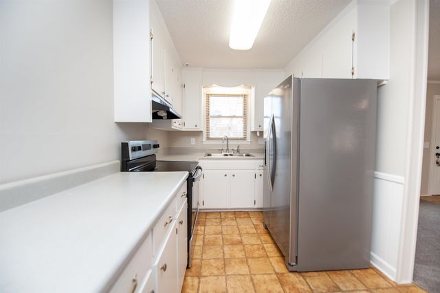 220 Fairhill Dr, Wellford, SC 29385