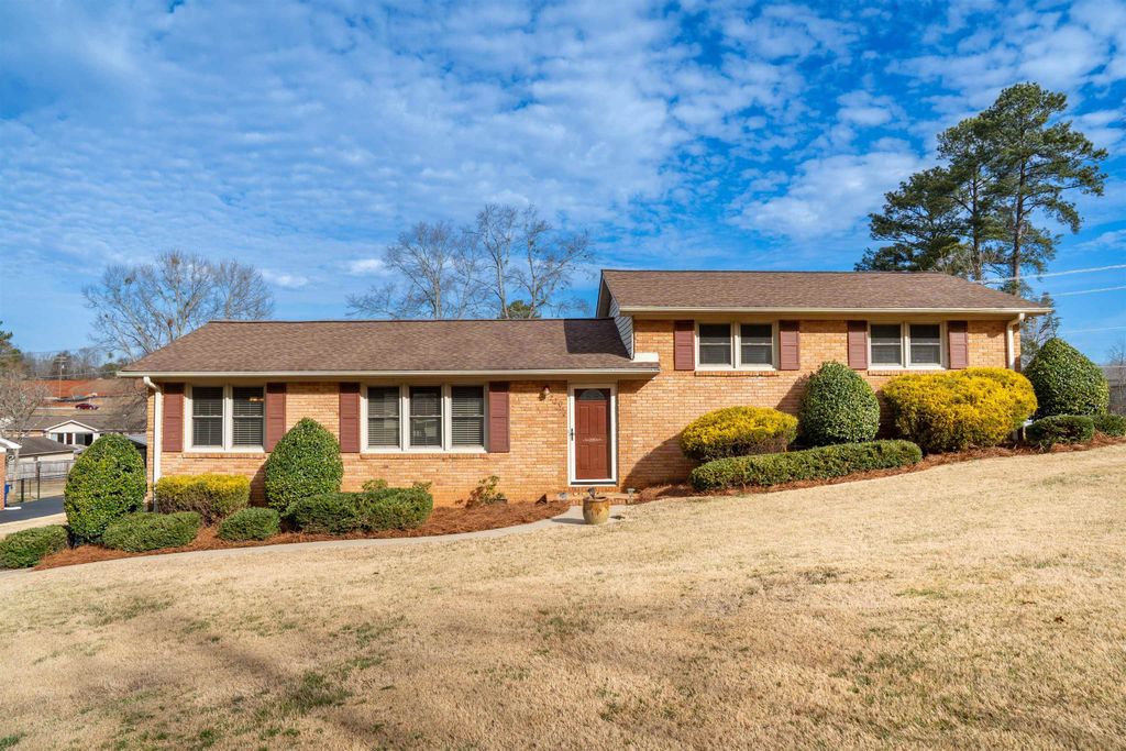 220 Fairhill Dr, Wellford, SC 29385