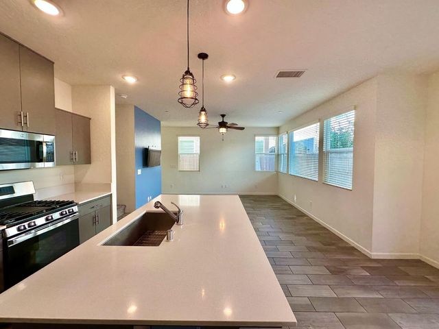 1921 Kelly Lane, Clovis, CA 93611