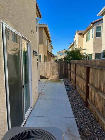 1921 Kelly Lane, Clovis, CA 93611