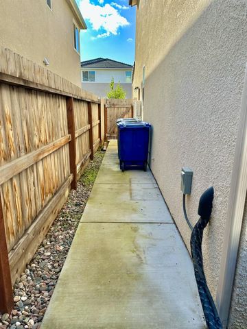 1921 Kelly Lane, Clovis, CA 93611