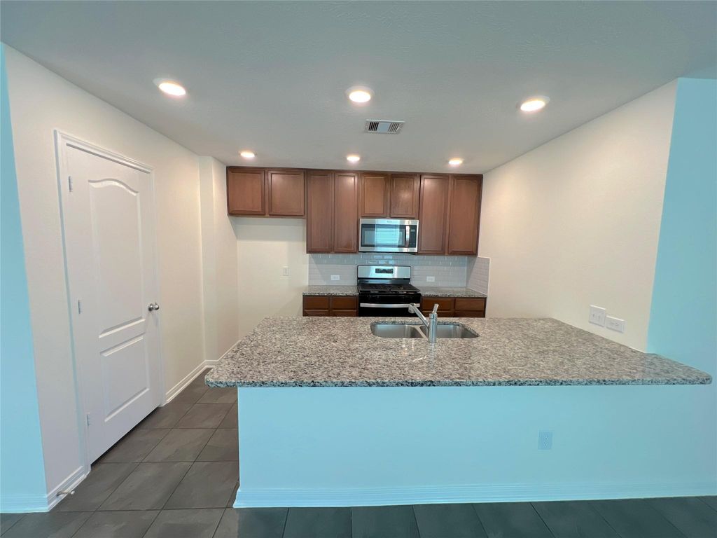 7111 Escondido Drive, Rosharon, TX 77583