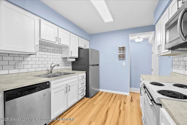 2901 Staten 14, Lansing, MI 48910