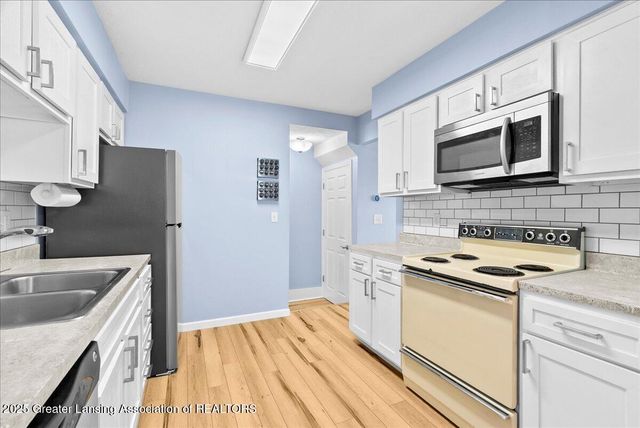 2901 Staten 14, Lansing, MI 48910