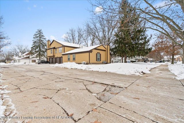 2901 Staten 14, Lansing, MI 48910