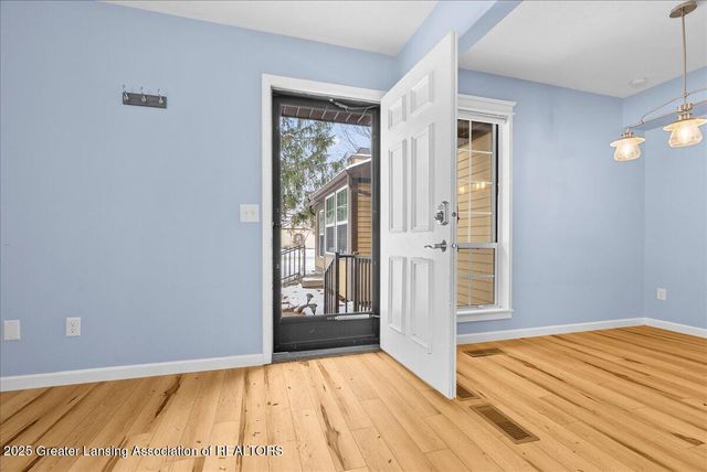 2901 Staten 14, Lansing, MI 48910