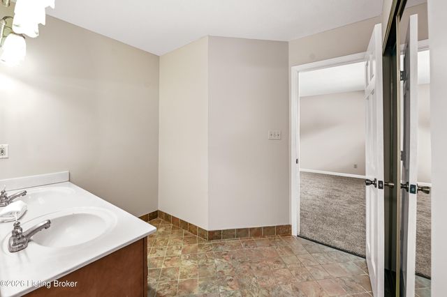 199 Lickskillet Dr, Shepherdsville, KY 40165