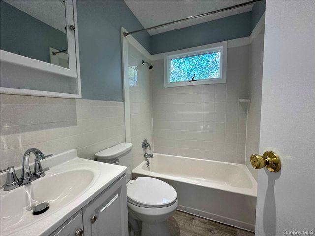 8 Bayard Avenue, Bayville, NY 11709