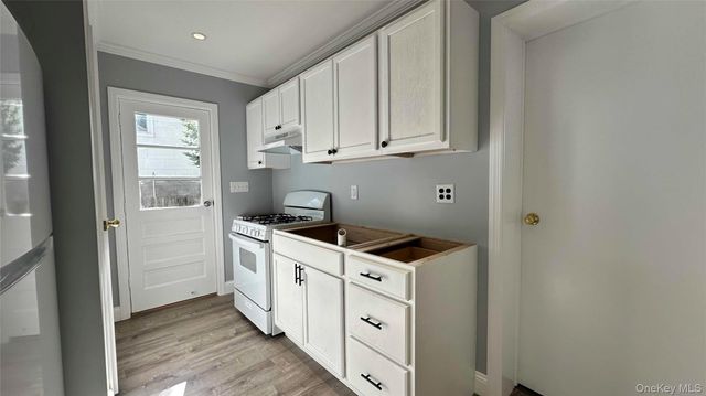 8 Bayard Avenue, Bayville, NY 11709