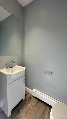 8 Bayard Avenue, Bayville, NY 11709