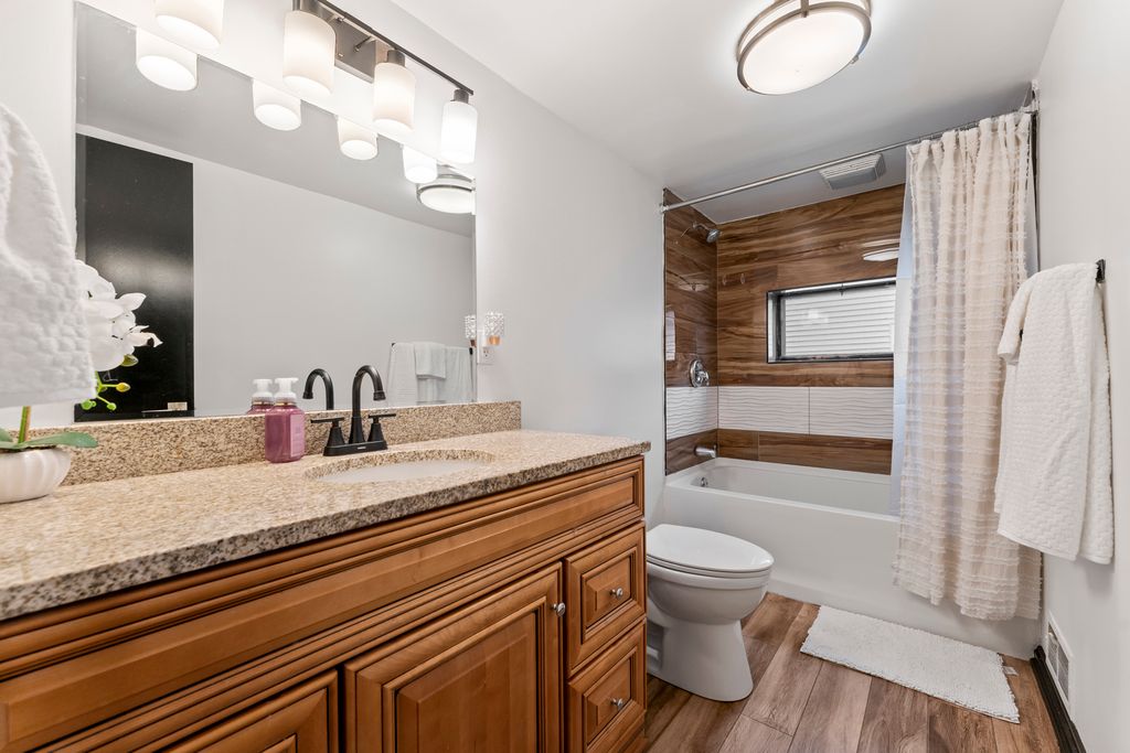 Image 12 of property listing at 84 S Weston Avenue, Elgin, IL 60123