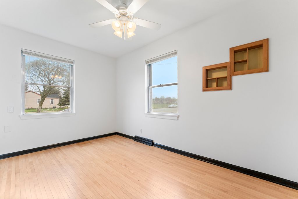 Image 14 of property listing at 84 S Weston Avenue, Elgin, IL 60123