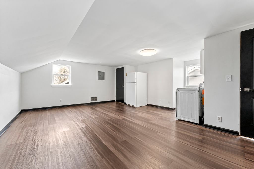Image 18 of property listing at 84 S Weston Avenue, Elgin, IL 60123