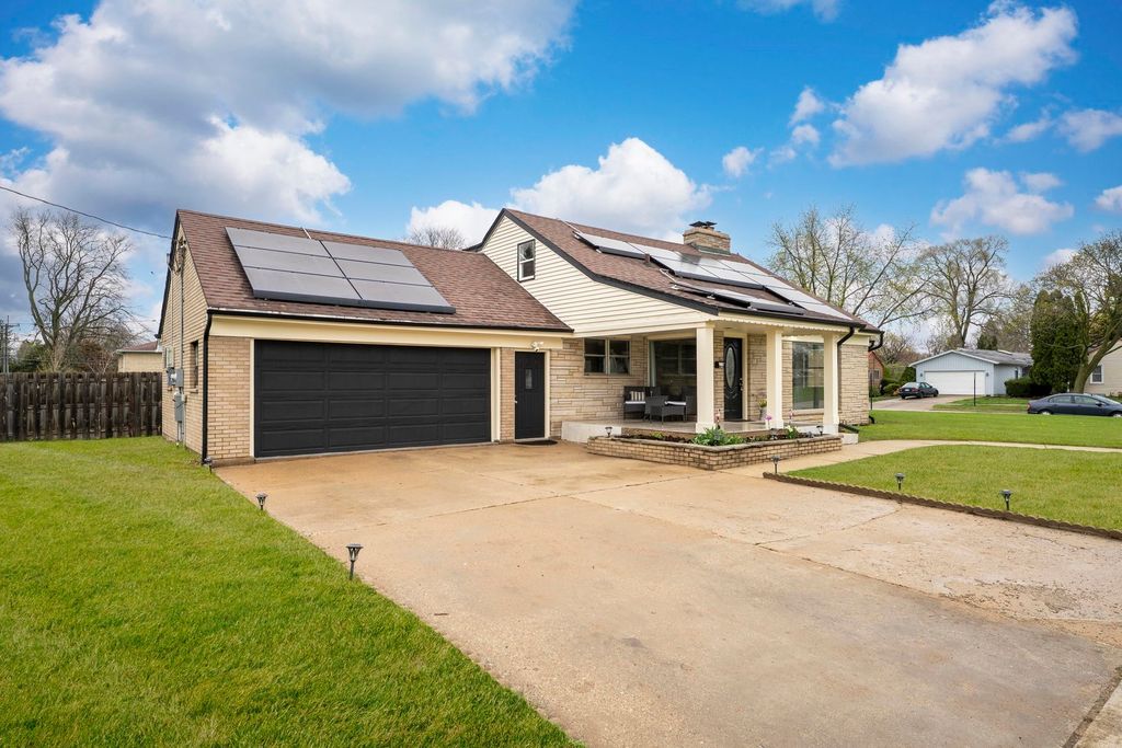 Image 3 of property listing at 84 S Weston Avenue, Elgin, IL 60123