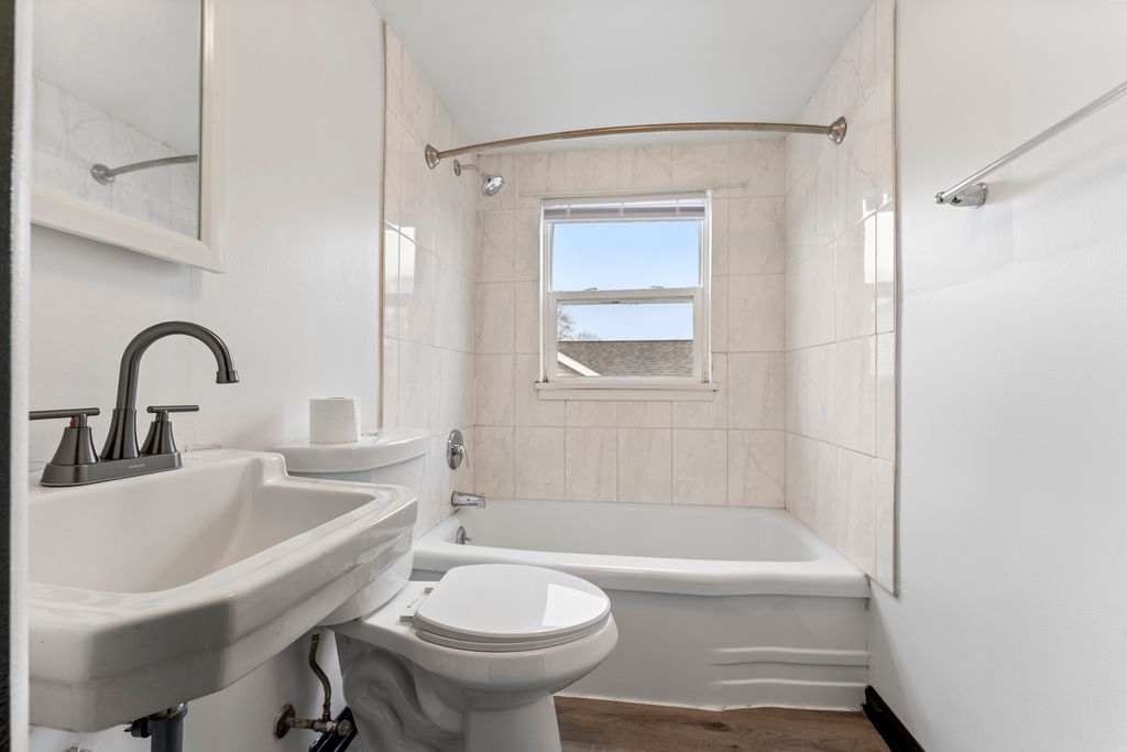 Image 21 of property listing at 84 S Weston Avenue, Elgin, IL 60123