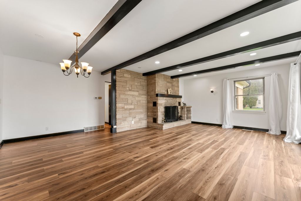 Image 4 of property listing at 84 S Weston Avenue, Elgin, IL 60123