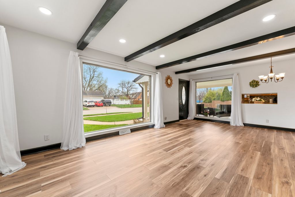 Image 7 of property listing at 84 S Weston Avenue, Elgin, IL 60123