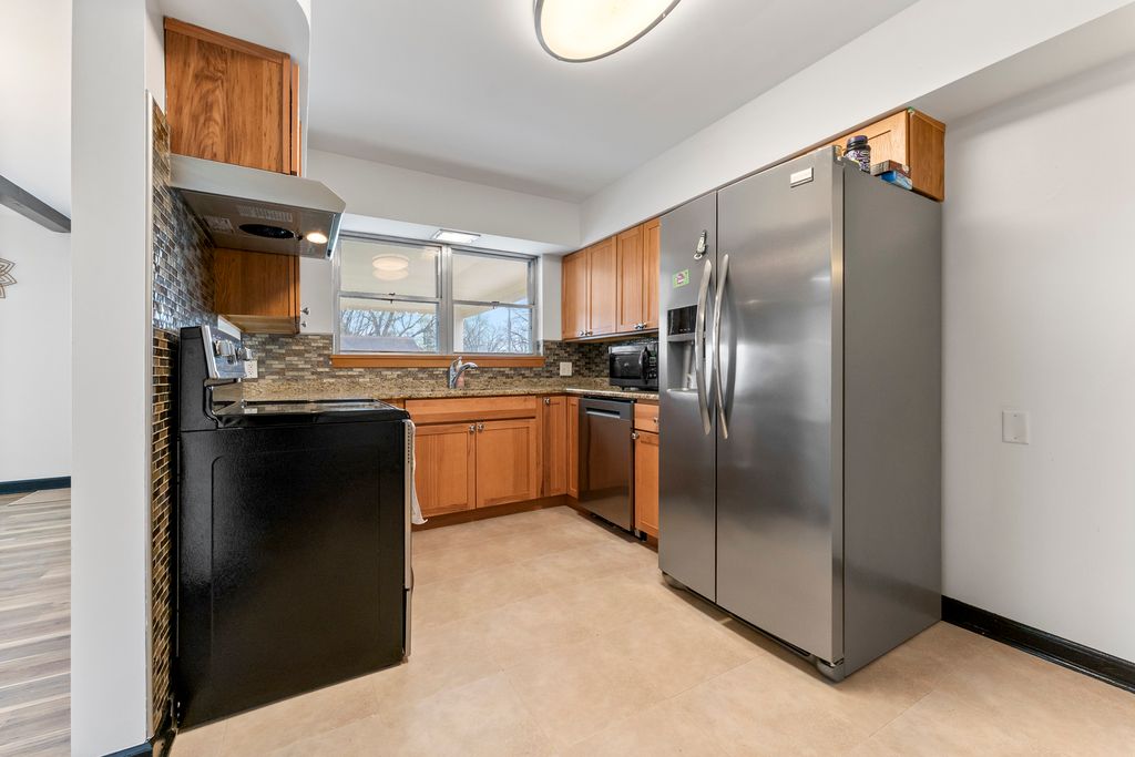 Image 8 of property listing at 84 S Weston Avenue, Elgin, IL 60123