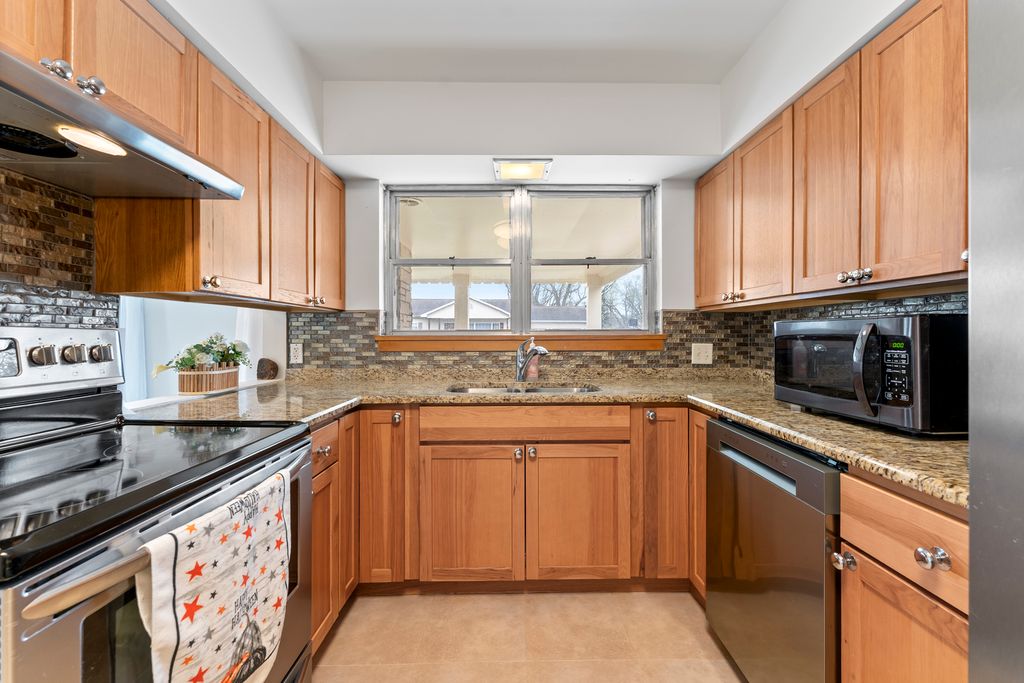 Image 9 of property listing at 84 S Weston Avenue, Elgin, IL 60123