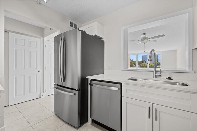 7425 BAY ISLAND DRIVE S 104, South Pasadena, FL 33707