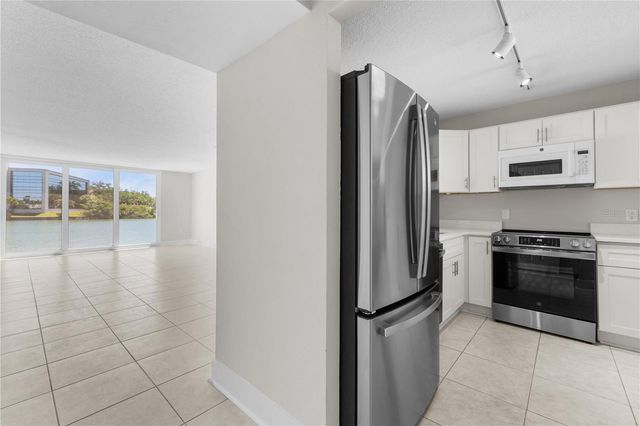 7425 BAY ISLAND DRIVE S 104, South Pasadena, FL 33707