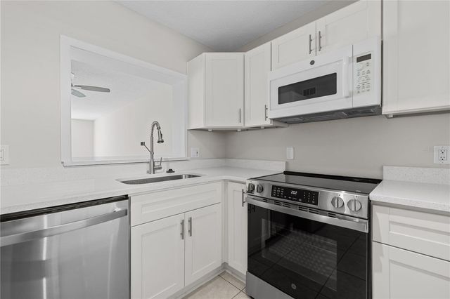 7425 BAY ISLAND DRIVE S 104, South Pasadena, FL 33707