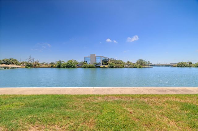 7425 BAY ISLAND DRIVE S 104, South Pasadena, FL 33707