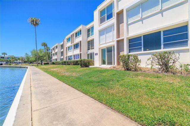 7425 BAY ISLAND DRIVE S 104, South Pasadena, FL 33707