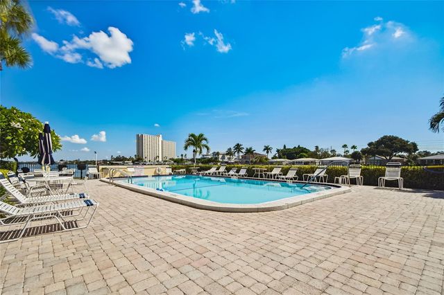 7425 BAY ISLAND DRIVE S 104, South Pasadena, FL 33707