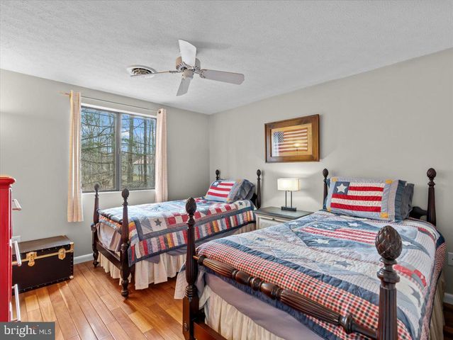 442 FOGGY BOTTOM LN, Berkeley Springs, WV 25411