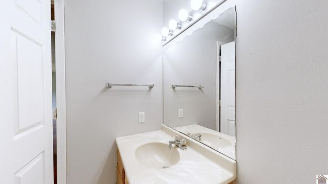 485 Lakeshore Dr, Mayfield, KY 42066