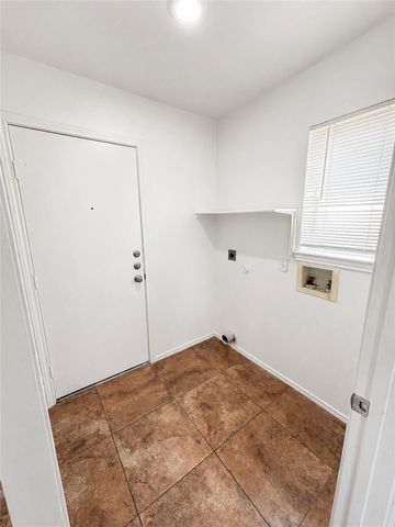 2805 Tyler LN, Taylor, TX 76574