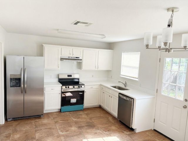 2805 Tyler LN, Taylor, TX 76574