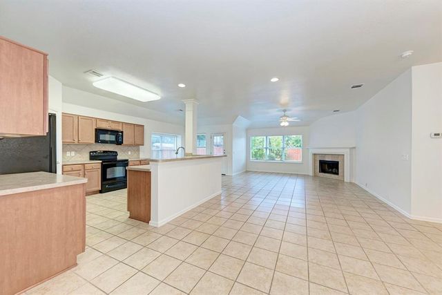 412 Golden Eagle LN, Leander, TX 78641