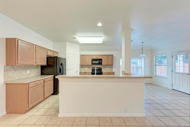 412 Golden Eagle LN, Leander, TX 78641