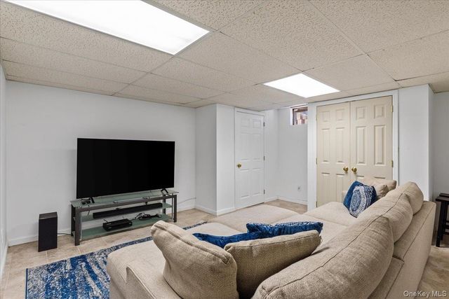 20 Alanson Lane, Hampton Bays, NY 11946