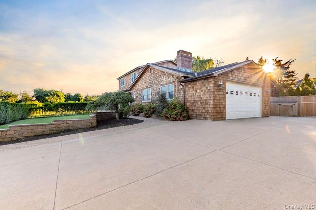 20 Alanson Lane, Hampton Bays, NY 11946