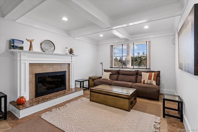 20 Alanson Lane, Hampton Bays, NY 11946