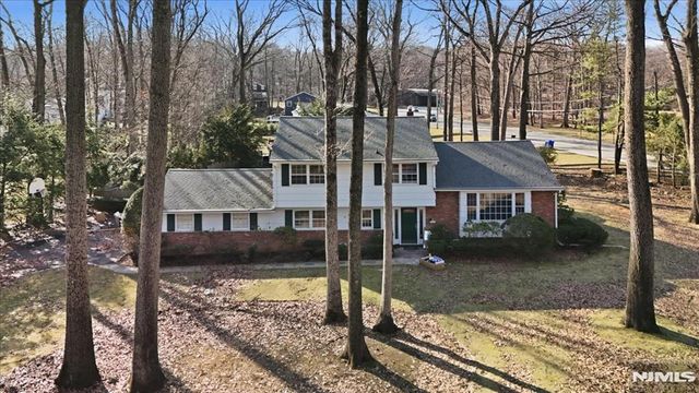 608 Covington Place, Franklin Lakes, NJ 07417