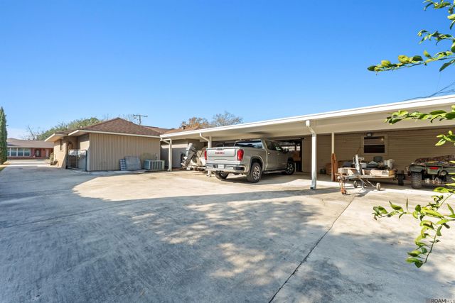 2054 Rowcliff Dr, Port Allen, LA 70767