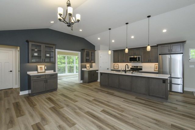 W241N6316 Oak DRIVE, Sussex, WI 53089