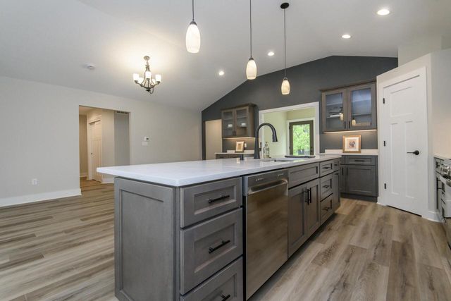 W241N6316 Oak DRIVE, Sussex, WI 53089