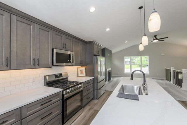 W241N6316 Oak DRIVE, Sussex, WI 53089
