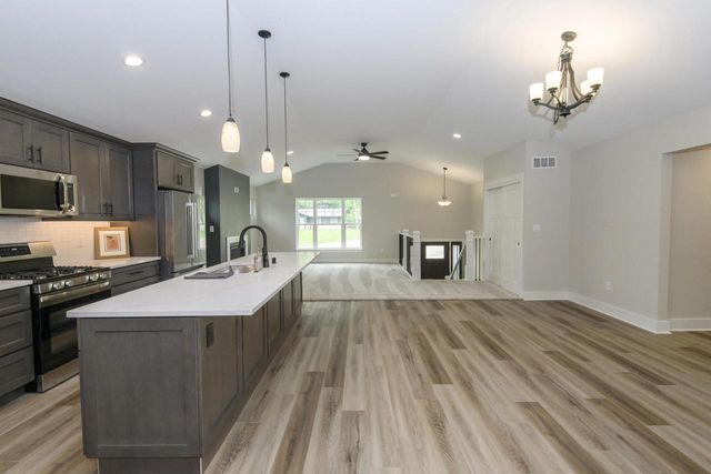 W241N6316 Oak DRIVE, Sussex, WI 53089